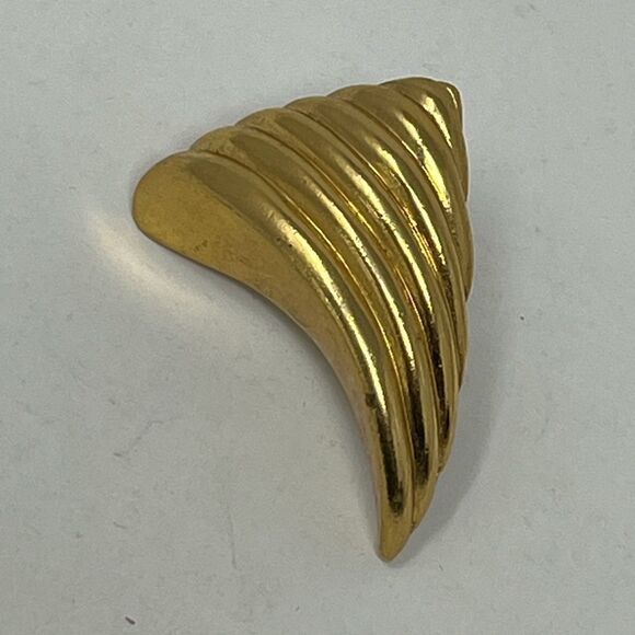 Yves Saint Laurent Vintage 1980’s Golden Single Clip-On Earring. - Picture 1 of 4